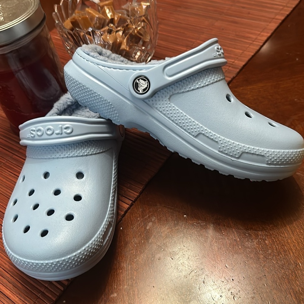🐊 Crocs size 5